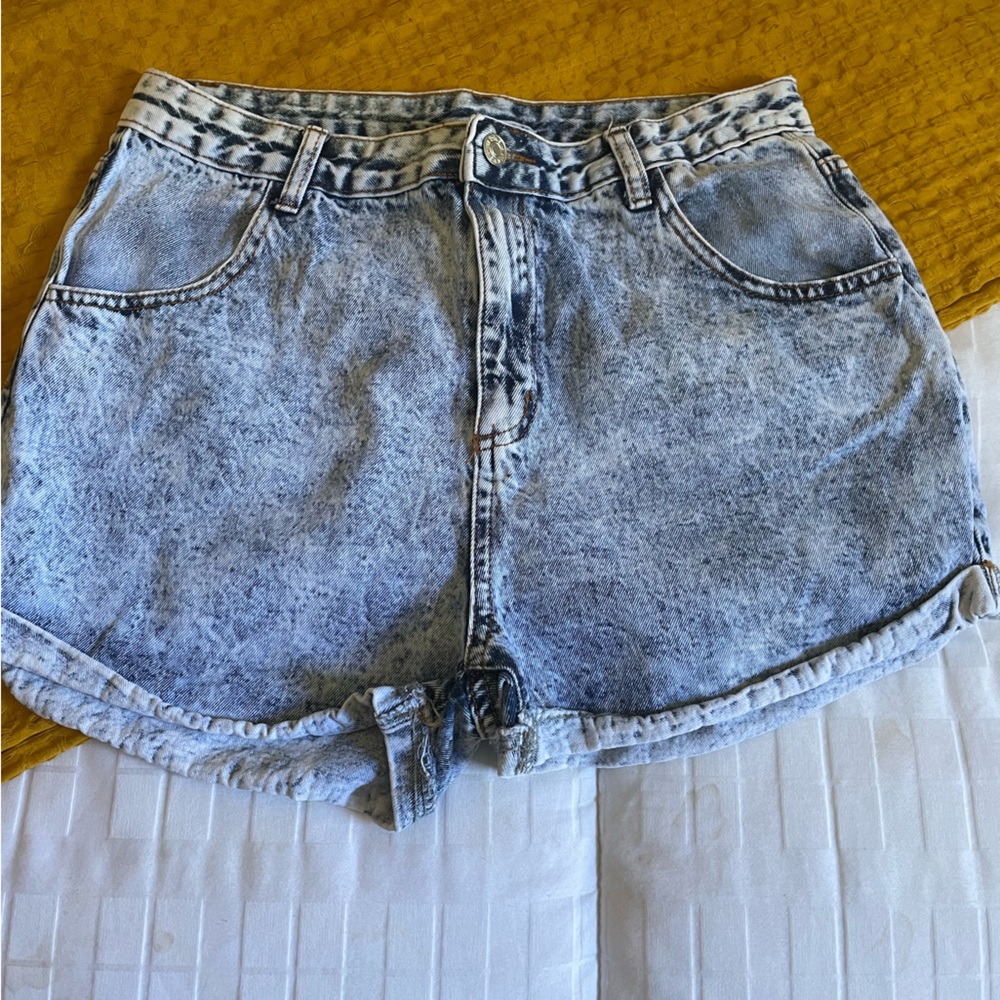 Light wash jean shorts size large 8/10  85%cotton 15%polyester. Slight stretch